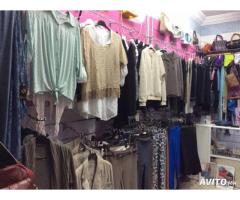 Vendita abbigliamento, donne, bambini e uomini